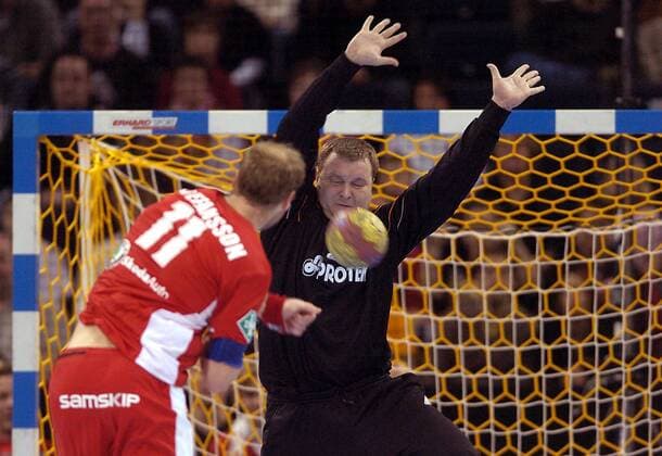 Olafur Stefansson (Island, li.) - Siebenmeter gegen Torwart Alexei Kostygov (Rußland) Handball WM Herren WM 2007, Länderspiel, Nationalteam, Nationaltrikot Gruppe Hamburg Abwehr Handball WM Herren WM 2007, Länderspiel, Nationalteam, Nationaltrikot Gruppe Hamburg Abwehr