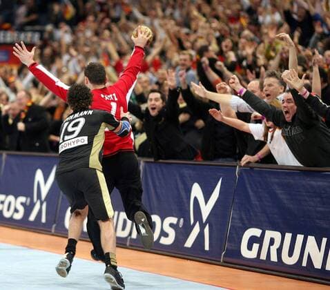 Torwart Henning Fritz (re.) und Florian Kehrmann (beide Deutschland) - Schlussjubel Handball WM Herren WM 2007, Länderspiel, Nationalteam, Halbfinale, Nationaltrikot Totale o0 Zuschauerreaktion, Zuschauerreaktionen, Köln, o0 Grundfos, Wirtschaft, Logo, Firmenlogo, Freude, Begeisterung, Handball WM Herren WM 2007, Länderspiel, Nationalteam, Halbfinale, Nationaltrikot Totale o0 Zuschauerreaktion, Zuschauerreaktionen, Köln, o0 Grundfos, Wirtschaft, Logo, Firmenlogo, Freude, Begeisterung,