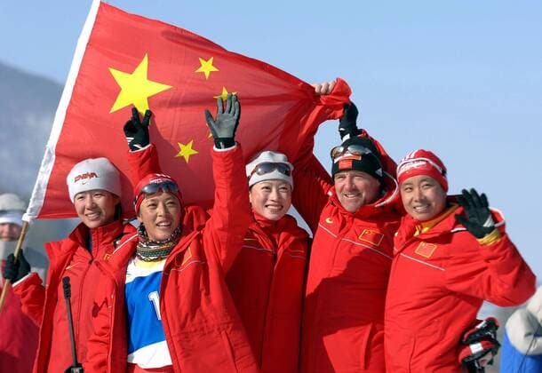 China gewinnt das Staffelrennen über 4x6km im Rahmen der 6. Asian Winter Games 2007, v.li.: Dong Xue, Liu Xianying, Kong Yingchao, Nationaltrainer Klaus Siebert und Yin Qiao -  Biathlon Damen 6. Asian Winter Games 2007, Asienspiele, Asien Spiele, Winterspiele, 4x6km, Staffel, Staffelrennen Gruppe 4x6 km, 4 x 6km, 6, Kilometer Jilin Freude, Biathlon Damen 6. Asian Winter Games 2007, Asienspiele, Asien Spiele, Winterspiele, 4x6km, Staffel, Staffelrennen Gruppe 4x6 km, 4 x 6km, 6, Kilometer Jilin Freude,