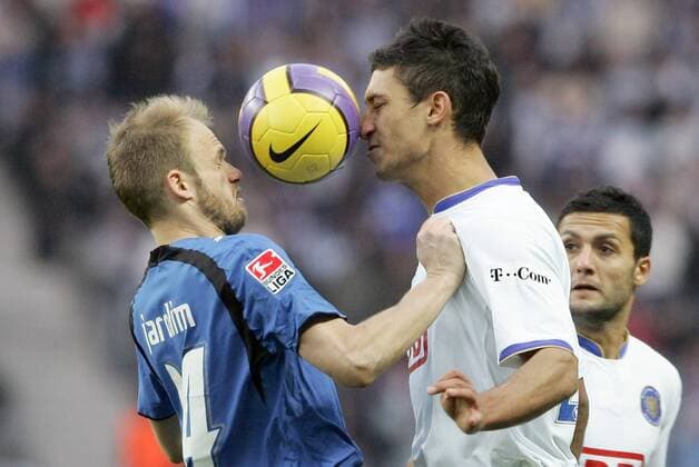 David Jarolim (HSV, li.) und Malik Fathi (Hertha) nehmen den Ball in ihre Mitte Fußball 1. BL Herren Saison 2006 2007, Hertha BSC Berlin - Hamburger SV 2:1, Hamburg Gruppe Berlin Dynamik, Fußball 1. BL Herren Saison 2006 2007, Hertha BSC Berlin - Hamburger SV 2:1, Hamburg Gruppe Berlin Dynamik,