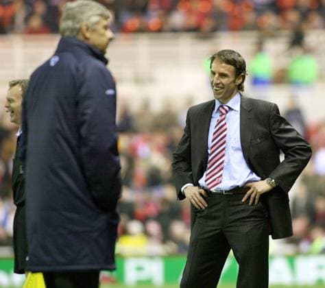 Trainer Gareth Southgate (Middlesbrough, re.) schaut amüsiert zu Trainer Wenger (Arsenal) -  Fußball Herren English Premier League 2006 2007, 1. Englische Liga, Middlesbrough FC - Arsenal London FC 1:1 Gruppe Middlesbrough Fußball Herren English Premier League 2006 2007, 1. Englische Liga, Middlesbrough FC - Arsenal London FC 1:1 Gruppe Middlesbrough
