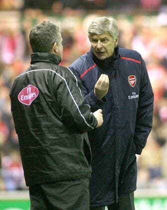 Trainer Arsene Wenger (Arsenal, re.) im Gespräch -  Fußball Herren English Premier League 2006 2007, 1. Englische Liga, Arsenal FC London Gruppe Middlesbrough Fußball Herren English Premier League 2006 2007, 1. Englische Liga, Arsenal FC London Gruppe Middlesbrough