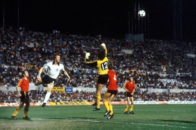 Torwart Jean Marie Pfaff (Belgien) faustet den Ball weg, daneben Horst Hrubesch (BR Deutschland, 2.v.li.) und Wilfried van Moer (Belgien, li.) Fußball Länderspiel Herren EM 1980, Nationalmannschaft, Nationaltrikot, Finale, Endspiel, BRD - Belgien 2:1 Totale Stadio Olimpico, Olympiastadion Rom Abwehr, Dynamik, Höhe, Fußball Länderspiel Herren EM 1980, Nationalmannschaft, Nationaltrikot, Finale, Endspiel, BRD - Belgien 2:1 Totale Stadio Olimpico, Olympiastadion Rom Abwehr, Dynamik, Höhe,