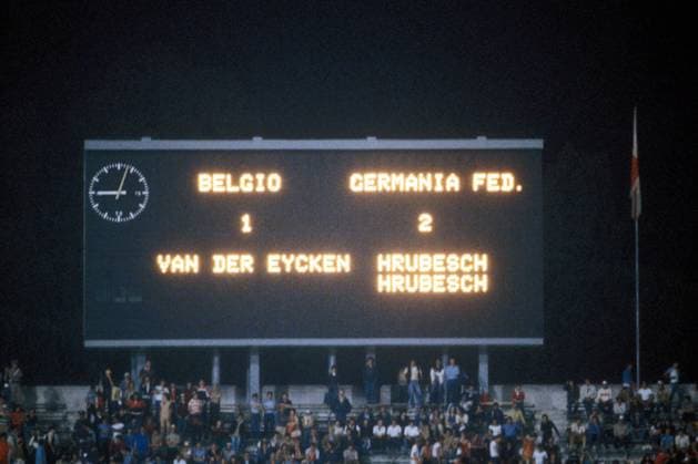 Belgio 1, Germanie Fed. 2 - die Anzeigetafel des Römischen Olympiastadions zeigt den Spielstand und die Torschützen Rene Vandereycken (Belgien) sowie Horst Hrubesch (BR Deutschland) an Fußball Länderspiel Herren EM 1980, Nationalmannschaft, Finale, Endspiel, BRD - Belgien 2:1 Totale Stadio Olimpico, Olympiastadion Rom Fußball Länderspiel Herren EM 1980, Nationalmannschaft, Finale, Endspiel, BRD - Belgien 2:1 Totale Stadio Olimpico, Olympiastadion Rom
