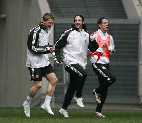 Bastian Schweinsteiger (li.), Torsten Frings (Mitte) und Jan Schlaudraff (alle Deutschland) - Lauftraining Fußball Herren Nationalteam 2007, Training Gruppe Düsseldorf Harmonie, Freude, Fußball Herren Nationalteam 2007, Training Gruppe Düsseldorf Harmonie, Freude,