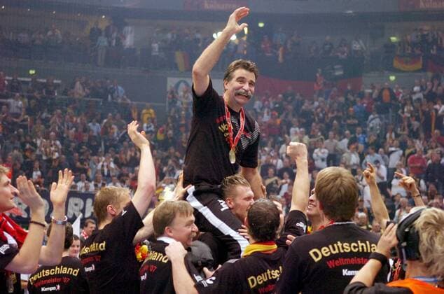 Deutschland ist Weltmeister 2007 - Bundestrainer Heiner Brand auf den Schultern seiner Spieler Handball WM Herren WM 2007, Länderspiel, Nationalteam, Finale, Endspiel, Gruppe Köln Freude, Begeisterung, Handball WM Herren WM 2007, Länderspiel, Nationalteam, Finale, Endspiel, Gruppe Köln Freude, Begeisterung,