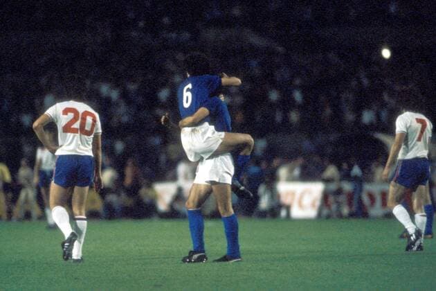 Torjubel - Fulvio Collovati (2.v.li.) umarmt Torschütze Marco Tardelli (verdeckt, Mitte, beide Italien), daneben Paul Mariner (li.) und Kevin Keegan (beide England) Fußball Länderspiel Herren EM 1980, Nationalmannschaft, Nationaltrikot, Gruppe B, Italien - England 1:0 Gruppe Turin Freude, Begeisterung, Fußball Länderspiel Herren EM 1980, Nationalmannschaft, Nationaltrikot, Gruppe B, Italien - England 1:0 Gruppe Turin Freude, Begeisterung,