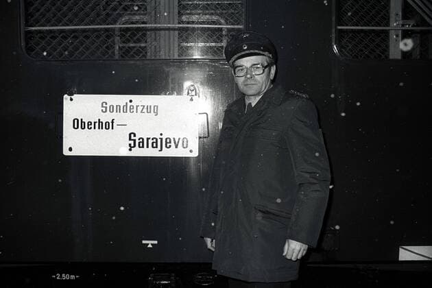 Schaffner vor dem Sonderzug nach Sarajevo Biathlon OS Winter Herren Olympische Spiele 1984, Winterspiele, Abreise, Abfahrt, Vneg, Vsw Einzelbild Oberhof Biathlon OS Winter Herren Olympische Spiele 1984, Winterspiele, Abreise, Abfahrt, Vneg, Vsw Einzelbild Oberhof