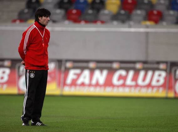 Bundestrainer Joachim Löw (Deutschland) nachdenklich Fußball Herren Nationalmannschaft 2007, Training Einzelbild Düsseldorf Nachdenklichkeit, Fußball Herren Nationalmannschaft 2007, Training Einzelbild Düsseldorf Nachdenklichkeit,