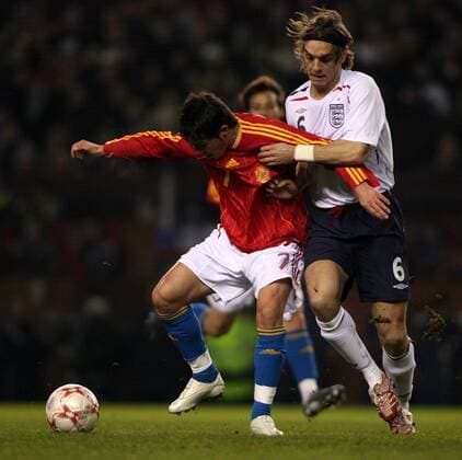 David Villa (Spanien, li.) gegen Jonathan Woodgate (England) - Fußball Länderspiel Herren Freundschaftsspiel 2007, Test, Testspiel, Nationalteam, Nationaltrikot, England - Spanien 0:1 Gruppe Manchester Dynamik, Fußball Länderspiel Herren Freundschaftsspiel 2007, Test, Testspiel, Nationalteam, Nationaltrikot, England - Spanien 0:1 Gruppe Manchester Dynamik,
