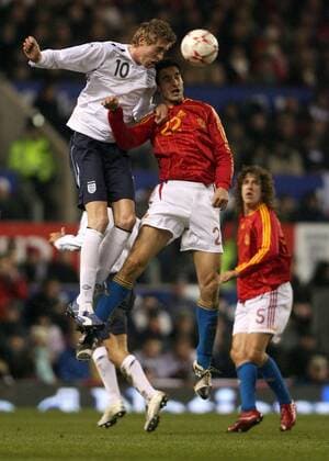 Peter Crouch (England, li.) gegen Pablo (Spanien) - Fußball Länderspiel Herren Freundschaftsspiel 2007, Test, Testspiel, Nationalteam, Nationaltrikot, England - Spanien 0:1 Gruppe Manchester Dynamik, Höhe, Fußball Länderspiel Herren Freundschaftsspiel 2007, Test, Testspiel, Nationalteam, Nationaltrikot, England - Spanien 0:1 Gruppe Manchester Dynamik, Höhe,