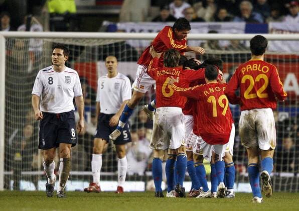 Torjubel Spanien, u.a. David Villa (obenauf), daneben Frank Lampard (England, li.) enttäuscht - EDITORIAL USE ONLY. No use with unauthorised audio, video, data, fixture lists, club league logos or live services. Online in-match use limited to 120 images, no video emulation. No use in betting, games or single club league player publications. Fußball Herren Länderspiel 2007, Freundschaftsspiel, Test, Testspiel, England - Spanien 0:1 Gruppe Manchester Freude, Fußball Herren Länderspiel 2007, Freundschaftsspiel, Test, Testspiel, England - Spanien 0:1 Gruppe Manchester Freude,