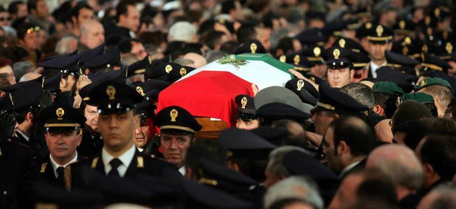 Der Sarg von Polizist Filippo Raciti (Italien) wird von seinen Arbeitskollegen zu Grabe getragen - Fußball Herren Beerdigung von Filippo Raciti 2007, Abschied, Trauer, Todesfall, gestorben, Trauerfall, Tod, tot, Totale Catania Fußball Herren Beerdigung von Filippo Raciti 2007, Abschied, Trauer, Todesfall, gestorben, Trauerfall, Tod, tot, Totale Catania