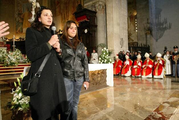 Marisa Grasso (li.) und Tochter Fabiana halten bei der Beisetzung ihres Ehemannes und Vaters Filippo Raciti (Italien) einen Trauerrede - Fußball Herren Beerdigung von Filippo Raciti 2007, Abschied, Trauer, Todesfall, gestorben, Trauerfall, Tod, tot, Totale Geistlicher Geistliche Religion Kirche Katholiken Catania Kardinal Kardinäle katholische Fußball Herren Beerdigung von Filippo Raciti 2007, Abschied, Trauer, Todesfall, gestorben, Trauerfall, Tod, tot, Totale Geistlicher Geistliche Religion Kirche Katholiken Catania Kardinal Kardinäle katholische