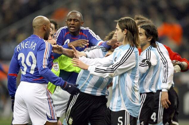 Gerangel zwischen Nicolas Anelka (li.), Patrick Vieira (2.v.li., beide Frankreich), Fernando Gago (2.v.re.) und Gabriel Milito (beide Argentinien) -  (pan18700) Fußball Länderspiel Herren Freundschaftsspiel 2007, Testspiel, Test, Nationalteam, Frankreich - Argentinien 0:1, Nationaltrikot Gruppe Paris Wut, Spannung Fußball Länderspiel Herren Freundschaftsspiel 2007, Testspiel, Test, Nationalteam, Frankreich - Argentinien 0:1, Nationaltrikot Gruppe Paris Wut, Spannung  