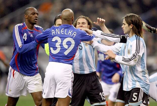 Gerangel zwischen Nicolas Anelka (2.v.li.), Patrick Vieira (li., beide Frankreich), Fernando Gago (re.) und Gabriel Milito (beide Argentinien) -  (pan18700) Fußball Länderspiel Herren Freundschaftsspiel 2007, Testspiel, Test, Nationalteam, Frankreich - Argentinien 0:1, Nationaltrikot Gruppe Paris Wut, Spannung Fußball Länderspiel Herren Freundschaftsspiel 2007, Testspiel, Test, Nationalteam, Frankreich - Argentinien 0:1, Nationaltrikot Gruppe Paris Wut, Spannung  