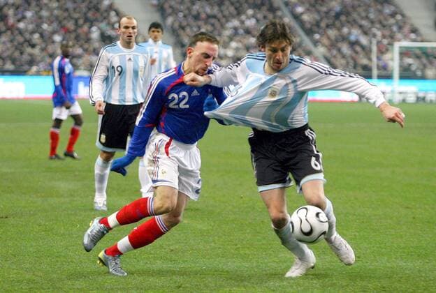 Gabriel Heinze (Argentinien, re.) gegen Franck Ribery (Frankreich) - (pan18700) Fußball Länderspiel Herren Freundschaftsspiel 2007, Testspiel, Test, Nationalteam, Frankreich - Argentinien 0:1, Nationaltrikot Gruppe Paris Dynamik, Kampf, Fußball Länderspiel Herren Freundschaftsspiel 2007, Testspiel, Test, Nationalteam, Frankreich - Argentinien 0:1, Nationaltrikot Gruppe Paris Dynamik, Kampf,
