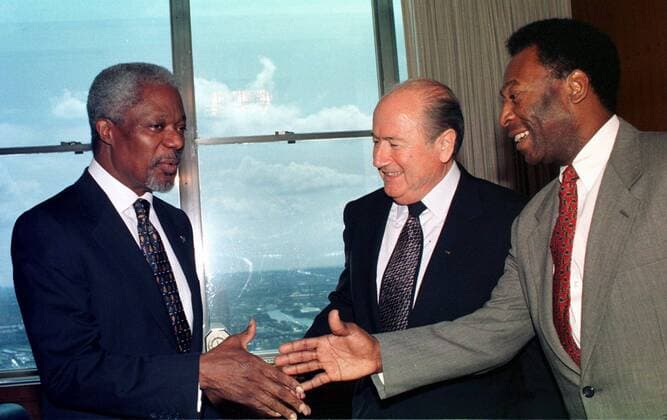 V.li.: UN Generalsekretär Kofi Annan (Ghana), FIFA Präsident Joseph S. Blatter (Schweiz) und Fußballlegende Pele (Brasilien) im UN Hauptquartier in New York -  (NYP99061803) Fußball Herren 1999 Gruppe New York Fußball Herren 1999 Gruppe New York