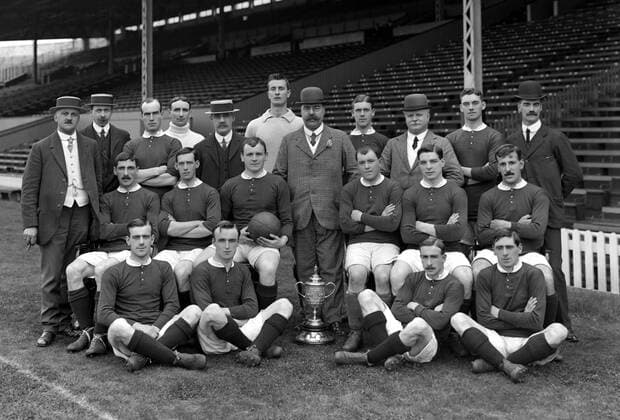 FA Cup Sieger Manchester United, hi.v.li.: Manager Ernest Mangnall, Co Trainer F. Bacon, Jack Picken, Hugh Edmonds, Director Murray, Harry Moger, Chairman John Henry Davies, Tom Homer, Director Lawton, Alex ... -  Fußball Herren English Football League First Division 1908 1909, One, 1. Englische Liga, ManU Alexander Billie Bill Totale Funktionär, Vereinsführung, Vorstand, Direktor Sieg, Pokalsieg, Mannschaftsfoto William Fußball Herren English Football League First Division 1908 1909, One, 1. Englische Liga, ManU Alexander Billie Bill Totale Funktionär, Vereinsführung, Vorstand, Direktor Sieg, Pokalsieg, Mannschaftsfoto William