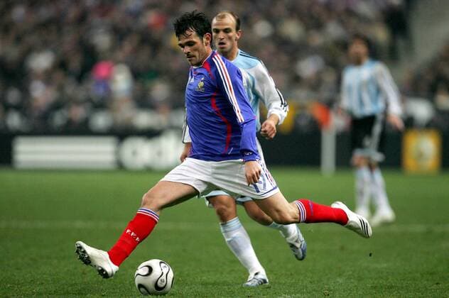 Willy Sagnol (Frankreich, li.) vor Esteban Cambiasso (Argentinien) -  (pan18701) Fußball Länderspiel Herren Freundschaftsspiel 2007, Test, Testspiel, Nationalmannschaft, Nationalteam, Nationaltrikot Gruppe Paris Dynamik, Fußball Länderspiel Herren Freundschaftsspiel 2007, Test, Testspiel, Nationalmannschaft, Nationalteam, Nationaltrikot Gruppe Paris Dynamik,  