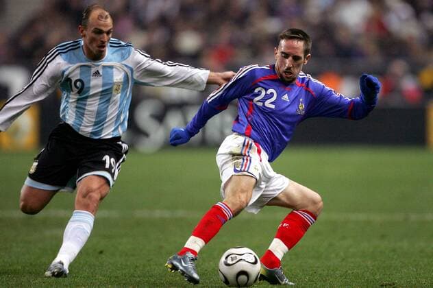 Franck Ribery (Frankreich, re.) gegen Esteban Cambiasso (Argentinien) -  (pan18701) Fußball Länderspiel Herren Freundschaftsspiel 2007, Test, Testspiel, Nationalmannschaft, Nationalteam, Nationaltrikot Gruppe Paris Dynamik, Fußball Länderspiel Herren Freundschaftsspiel 2007, Test, Testspiel, Nationalmannschaft, Nationalteam, Nationaltrikot Gruppe Paris Dynamik,  
