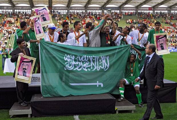 INAS FID WM 2006: Weltmeister Saudi Arabien feiert mit Pokal, Nationalfahne und Fotos von König Abdullah Bin Aziz auf dem Podest Fußball Länderspiel Herren INAS FID WM 2006 für Menschen mit Behinderung, Nationalteam, Nationaltrikot Vdig Totale Finale, Endspiel Adel Adelig adlig Leverkusen Königstreue Personenkult Freude, Begeisterung, Fußball Länderspiel Herren INAS FID WM 2006 für Menschen mit Behinderung, Nationalteam, Nationaltrikot Vdig Totale Finale, Endspiel Adel Adelig adlig Leverkusen Königstreue Personenkult Freude, Begeisterung,