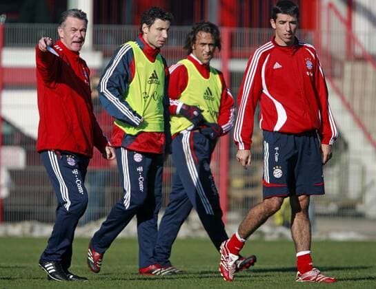 Trainer Ottmar Hitzfeld gibt Anweisungen, v.li.: Mark van Bommel, Ali Karimi und Roy Makaay (alle Bayern) Fußball 1. BL Herren Saison 2006 2007, FC Bayern München, Training, Gruppe München Fußball 1. BL Herren Saison 2006 2007, FC Bayern München, Training, Gruppe München