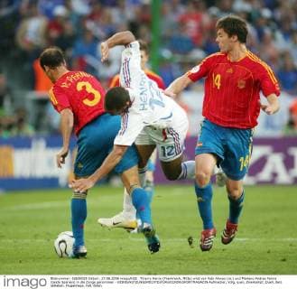 Thierry Henry (Frankreich, Mitte) wird von Xabi Alonso (re.) und Mariano Andres Pernia (beide Spanien) in die Zange genommen - KEINExNUTZUNGSRECHTExFÜRxKICKERxSPORTMAGAZIN Fußball WM Herren WM 2006, Länderspiel, Nationalteam, Nationaltrikot, Spanien - Frankreich 1:3 Gruppe Hannover Dynamik, Kampf, Fußball WM Herren WM 2006, Länderspiel, Nationalteam, Nationaltrikot, Spanien - Frankreich 1:3 Gruppe Hannover Dynamik, Kampf,