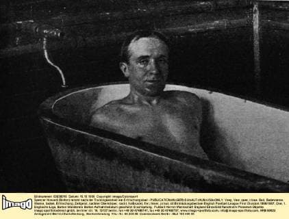Spencer Howard (Bolton) nimmt nach der Trainingseinheit ein Erfrischungsbad -  Fußball Herren English Football League First Division 1906 1907, One, 1. Englische Liga, Bolton Wanderers Einzelbild Aufnahmedatum geschätzt Bolton Erschöpfung, Fußball Herren English Football League First Division 1906 1907, One, 1. Englische Liga, Bolton Wanderers Einzelbild Aufnahmedatum geschätzt Bolton Erschöpfung,