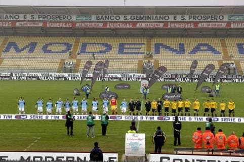 Schweigeminute vor der Serie B Partie FC Modena gegen Albino Leffe FC für den bei Ausschreitungen getöteten Polizisten Filippo Raciti - die Partie findet wegen fehlender Sicherheitsstandards unter Zuschauerausschluss statt - Fußball Herren Serie B 2006 2007, 2. Italienische Liga, Sicherheit, Stadionsicherheit, Sicherheitsnormen Totale Braglia Stadion, Geisterspiel Modena, Albinoleffe, Mannschaftsvorstellung Fußball Herren Serie B 2006 2007, 2. Italienische Liga, Sicherheit, Stadionsicherheit, Sicherheitsnormen Totale Braglia Stadion, Geisterspiel Modena, Albinoleffe, Mannschaftsvorstellung