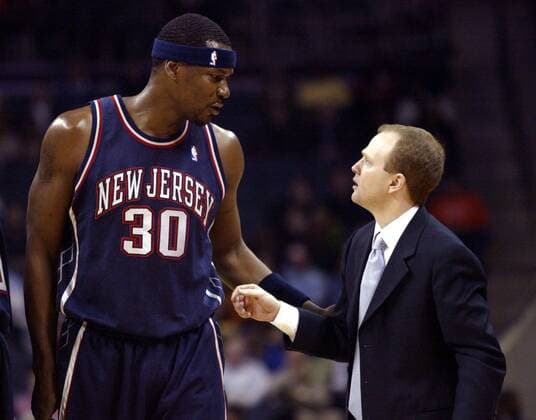 Head Coach Lawrence Frank (re.) im Gespräch mit Clifford Robinson (beide New Jersey Nets) -  (chp2005120720) Basketball Herren NBA 2005 2006 Gruppe Charlotte Basketball Herren NBA 2005 2006 Gruppe Charlotte