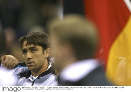 Benjamin Becker (Deutschland) mit verklärtem Blick neben der Nationalflagge Tennis Herren Davis Cup 2007, Daviscup Einzelbild Krefeld Freude, Tennis Herren Davis Cup 2007, Daviscup Einzelbild Krefeld Freude,