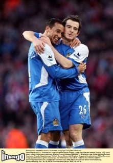 Denny Landzaat (li.) - Torjubel mit Leighton Baines (beide Wigan) - Fußball Herren English Premier League 2006 2007, 1. Englische Liga, Wigan Athletic Gruppe London Harmonie, Freude, Begeisterung, Fußball Herren English Premier League 2006 2007, 1. Englische Liga, Wigan Athletic Gruppe London Harmonie, Freude, Begeisterung,