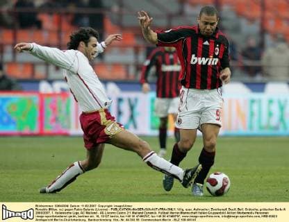 Ronaldo (Milan, re.) gegen Fabio Galante (Livorno) -  Fußball Herren Serie A 2006 2007, 1. Italienische Liga, AC Mailand - AS Livorno Calcio 2:1 Gruppe Mailand Dynamik, Fußball Herren Serie A 2006 2007, 1. Italienische Liga, AC Mailand - AS Livorno Calcio 2:1 Gruppe Mailand Dynamik,