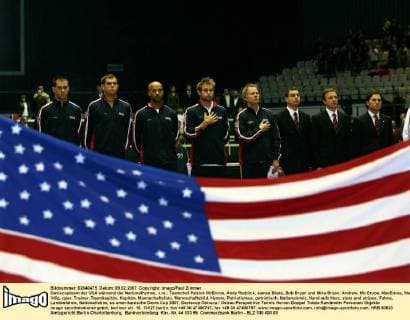 Daviscupteam der USA während der Nationalhymne, v.re.: Teamchef Patrick McEnroe, Andy Roddick, James Blake, Bob Bryan und Mike Bryan Tennis Herren Davis Cup 2007, Daviscup Totale Perspektive Ostrava Ostrau Tennis Herren Davis Cup 2007, Daviscup Totale Perspektive Ostrava Ostrau