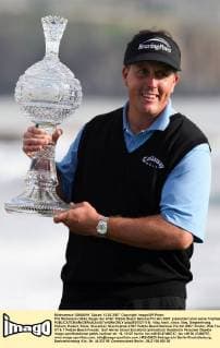 Phil Mickelson (USA), Sieger der AT&T Pebble Beach National Pro Am 2007, präsentiert stolz seine Trophäe - (pbp2007021115) Golf Herren AT&T Pebble Beach National Pro Am 2007, ProAm, PGA Tour, AT & T Einzelbild Pebble Beach Freude, Golf Herren AT&T Pebble Beach National Pro Am 2007, ProAm, PGA Tour, AT & T Einzelbild Pebble Beach Freude,