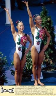 Aki Takayama (re.) und Fumiko Okuno (beide Japan) grüßen ihre Anhänger -  (aflo008) Synchronschwimmen OS Sommer Damen Olympische Spiele Barcelona 1992, Sommerspiele, Schwimmsport, Duett Gruppe Barcelona Synchronschwimmen OS Sommer Damen Olympische Spiele Barcelona 1992, Sommerspiele, Schwimmsport, Duett Gruppe Barcelona