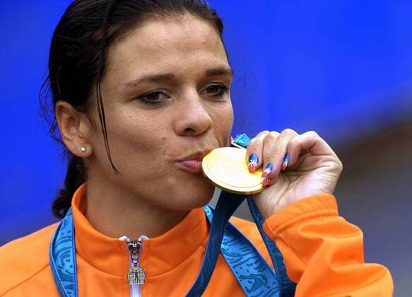 Olympiasiegerin Leontien Zijlaard van Moorsel (Niederlande) küßt ihre Goldmedaille -  (oly2000092617) Radsport OS Sommer Damen Olympische Sommerspiele 2000, Straßenradsport, Straße, Rad Porträt Sydney Radsport OS Sommer Damen Olympische Sommerspiele 2000, Straßenradsport, Straße, Rad Porträt Sydney