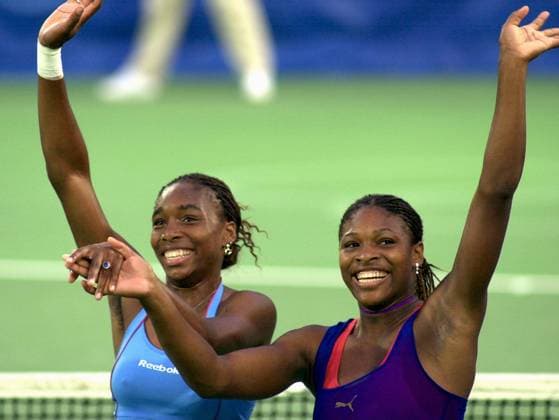 Venus (li.) und Serena Williams (beide USA) bejubeln den Olympiasieg im Damendoppel -  (oly2000092803) Tennis OS Sommer Damen Olympische Spiele 2000, Sommerspiele, Finale o0 Endspiel Gruppe o0 Familie Sieg, Sieger Sydney Freude, Tennis OS Sommer Damen Olympische Spiele 2000, Sommerspiele, Finale o0 Endspiel Gruppe o0 Familie Sieg, Sieger Sydney Freude,