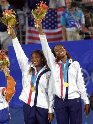 Venus (re.) und Serena Williams (beide USA) bejubeln den Olympiasieg im Damendoppel -  (oly2000092804) Tennis OS Sommer Damen Olympische Spiele 2000, Sommerspiele, Finale o0 Endspiel Gruppe o0 Familie Sieg, Sieger Sydney Freude, Tennis OS Sommer Damen Olympische Spiele 2000, Sommerspiele, Finale o0 Endspiel Gruppe o0 Familie Sieg, Sieger Sydney Freude,