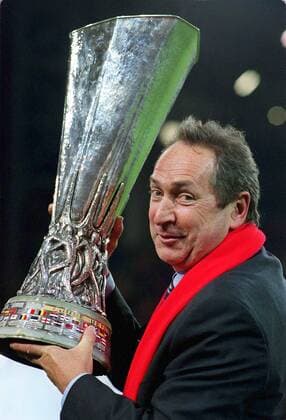 UEFA Cup Sieger 2001 FC Liverpool: Trainer Gerard Houllier mit dem Pokal -  Fußball EC 3 Herren UEFA Pokal 2000 2001, Cup, Finale, Endspiel, FC Liverpool, Vneg Porträt Europapokal, Europacup Dortmund Glück, Freude, Fußball EC 3 Herren UEFA Pokal 2000 2001, Cup, Finale, Endspiel, FC Liverpool, Vneg Porträt Europapokal, Europacup Dortmund Glück, Freude,