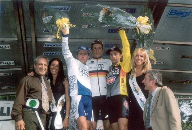 Siegerehrung Giro dell Emilia 2001: Sieger Jan Ullrich (Deutschland Team Deutsche Telekom, Mitte) mit Francesco Casagrande (Fassa Bortolo, li.) und Davide Rebellin (beide Italien Liquigas) -  Radsport Herren Giro dell Emilia 2001, Straßenradsport, Straße, Rad, Vneg Gruppe Cento - Bologna Freude, Begeisterung, Radsport Herren Giro dell Emilia 2001, Straßenradsport, Straße, Rad, Vneg Gruppe Cento - Bologna Freude, Begeisterung,