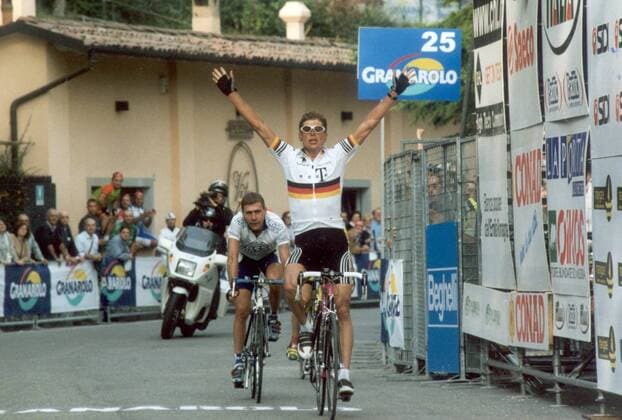 Jan Ullrich (vorn, Deutschland Team Deutsche Telekom) gewinnt den Giro dell Emilia 2001 vor Francesco Casagrande (Italien Fassa Bortolo) -  Radsport Herren Giro dell Emilia 2001, Straßenradsport, Straße, Rad, Vneg Gruppe Cento - Bologna Freude Radsport Herren Giro dell Emilia 2001, Straßenradsport, Straße, Rad, Vneg Gruppe Cento - Bologna Freude