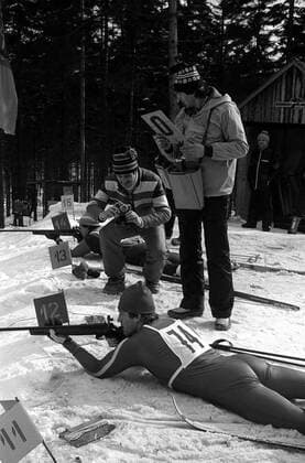 Klaus Siebert (vorn) - Liegendschießen beim Zinnwalder Wiedersehensrennen 1982, Trainer Eberhard Rösch (re., beide DDR) hält die Fehlertafel Biathlon Herren Wiedersehensrennen 1982, Ex, Ehemalig, Ehemalige, Ehemaliger, Ehemaligenrennen, Vneg, Vsw Gruppe Zinnwald Biathlon Herren Wiedersehensrennen 1982, Ex, Ehemalig, Ehemalige, Ehemaliger, Ehemaligenrennen, Vneg, Vsw Gruppe Zinnwald