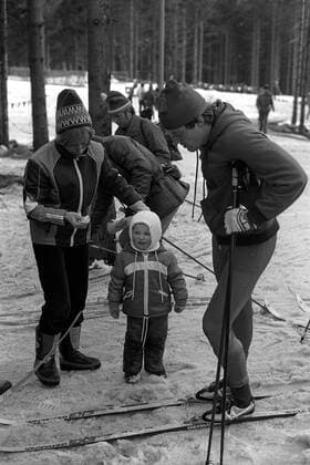 Klaus Siebert (DDR) mit Frau und Kind beim Zinnwalder Wiedersehensrennen 1982 Biathlon Herren Wiedersehensrennen 1982, Ex, Ehemalig, Ehemalige, Ehemaliger, Ehemaligenrennen, Vneg, Vsw Gruppe Zinnwald Biathlon Herren Wiedersehensrennen 1982, Ex, Ehemalig, Ehemalige, Ehemaliger, Ehemaligenrennen, Vneg, Vsw Gruppe Zinnwald