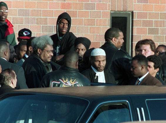 Mike Tyson (5.v.re.) steigt mit Boxpromoter Don King (2.v.li., vorn) in eine Limousine -  (IND9503250214838) Boxen Herren Boxsport 1995, Profiboxen, Schwergewicht, Vneg Gruppe Plainfield Boxen Herren Boxsport 1995, Profiboxen, Schwergewicht, Vneg Gruppe Plainfield