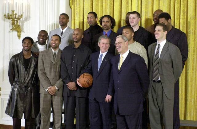 NBA Champion Los Angeles Lakers zu Gast im Weißen Haus, vorn v.re.: Headcoach Phil Jackson, US Präsident George W. Bush (Republikaner), Brian Shaw, Derek Fisher, Kobe Bryant; hi. v.re.: Mark Madsen ... -  (WAP2002012801) Basketball Herren NBA 2001 2002, Los Angeles Lakers, LA, L.A., Kleidung, Outfit, Head Coach, Trainer Totale Staatsoberhaupt, Staatschef, Regierungschef Washington D.C., DC, lachen, lächeln Basketball Herren NBA 2001 2002, Los Angeles Lakers, LA, L.A., Kleidung, Outfit, Head Coach, Trainer Totale Staatsoberhaupt, Staatschef, Regierungschef Washington D.C., DC, lachen, lächeln