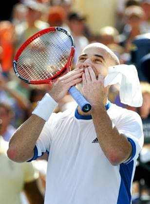 Andre Agassi (USA) bedankt sich bei den Fans -  (nyp20050910208) Tennis Herren US Open 2005, ATP Tour, Grand Slam Einzelbild New York, NY, N Y Freude, Tennis Herren US Open 2005, ATP Tour, Grand Slam Einzelbild New York, NY, N Y Freude,