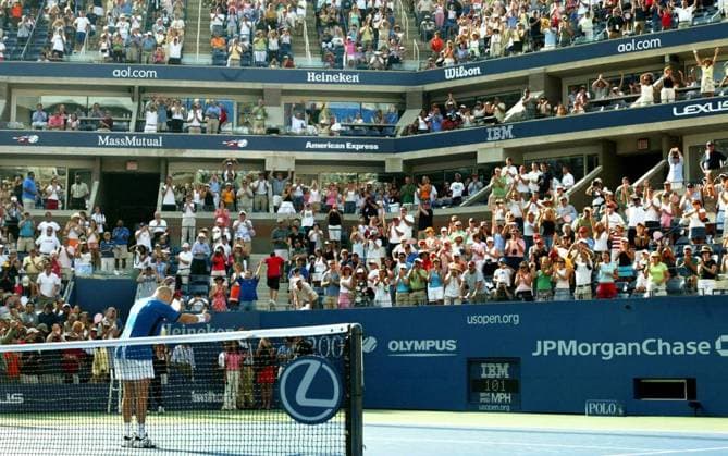 Andre Agassi (USA) bedankt sich bei den Anhängern -  (nyp20050901221) Tennis Herren US Open 2005, ATP Tour, Grand Slam Totale New York, NY, N Y Freude, Tennis Herren US Open 2005, ATP Tour, Grand Slam Totale New York, NY, N Y Freude,