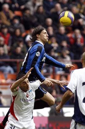 Hernan Crespo (Inter Mailand, re.) gegen Alessandro Agostini (Cagliari) -  Fußball Herren Serie A 2006 2007, 1. Italienische Liga, FC Internazionale Mailand - Cagliari Calcio 1:0 Gruppe Mailand Dynamik, Überlegenheit Fußball Herren Serie A 2006 2007, 1. Italienische Liga, FC Internazionale Mailand - Cagliari Calcio 1:0 Gruppe Mailand Dynamik, Überlegenheit